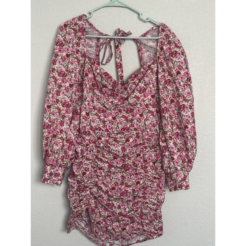 This beautiful Nasty Gal mini dress in size 4‎ features a vibrant floral print